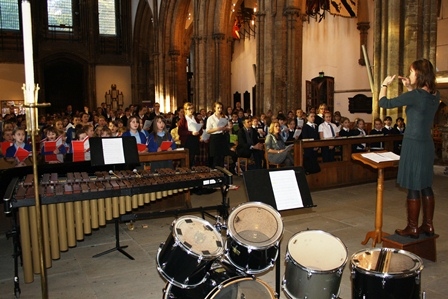 Choral Scholars sing carols with more than 700 primary school pupils